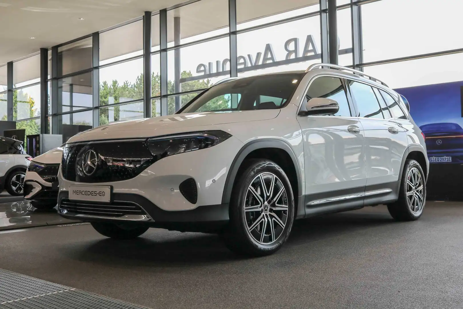 Mercedes-Benz EQB 250 Mercedes-Benz 250+ Luxury Line Blanc - 1