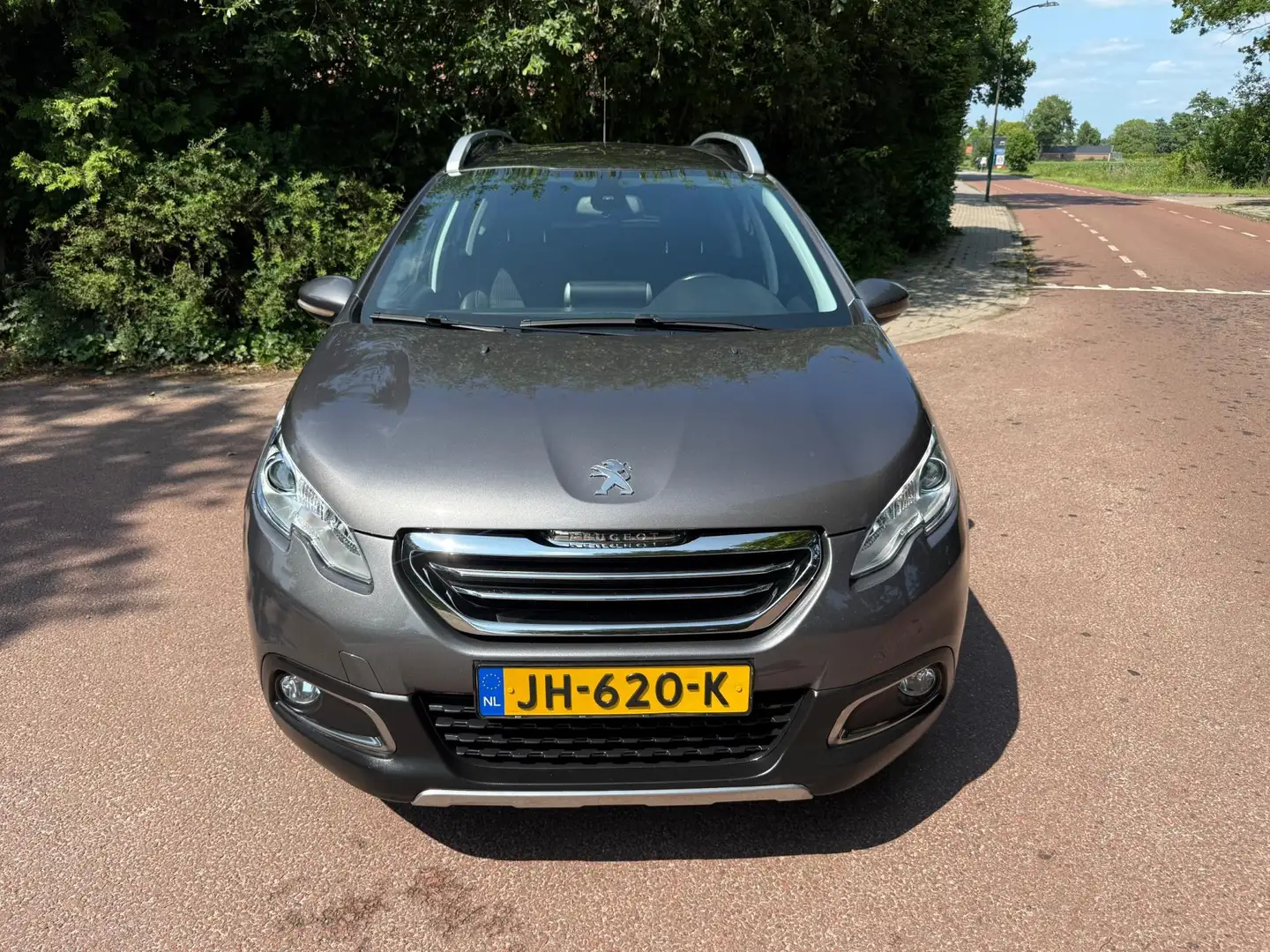 Peugeot 2008 1.2 PureTech Allure / Navi / Pano / Camera / NAP / Gris - 2