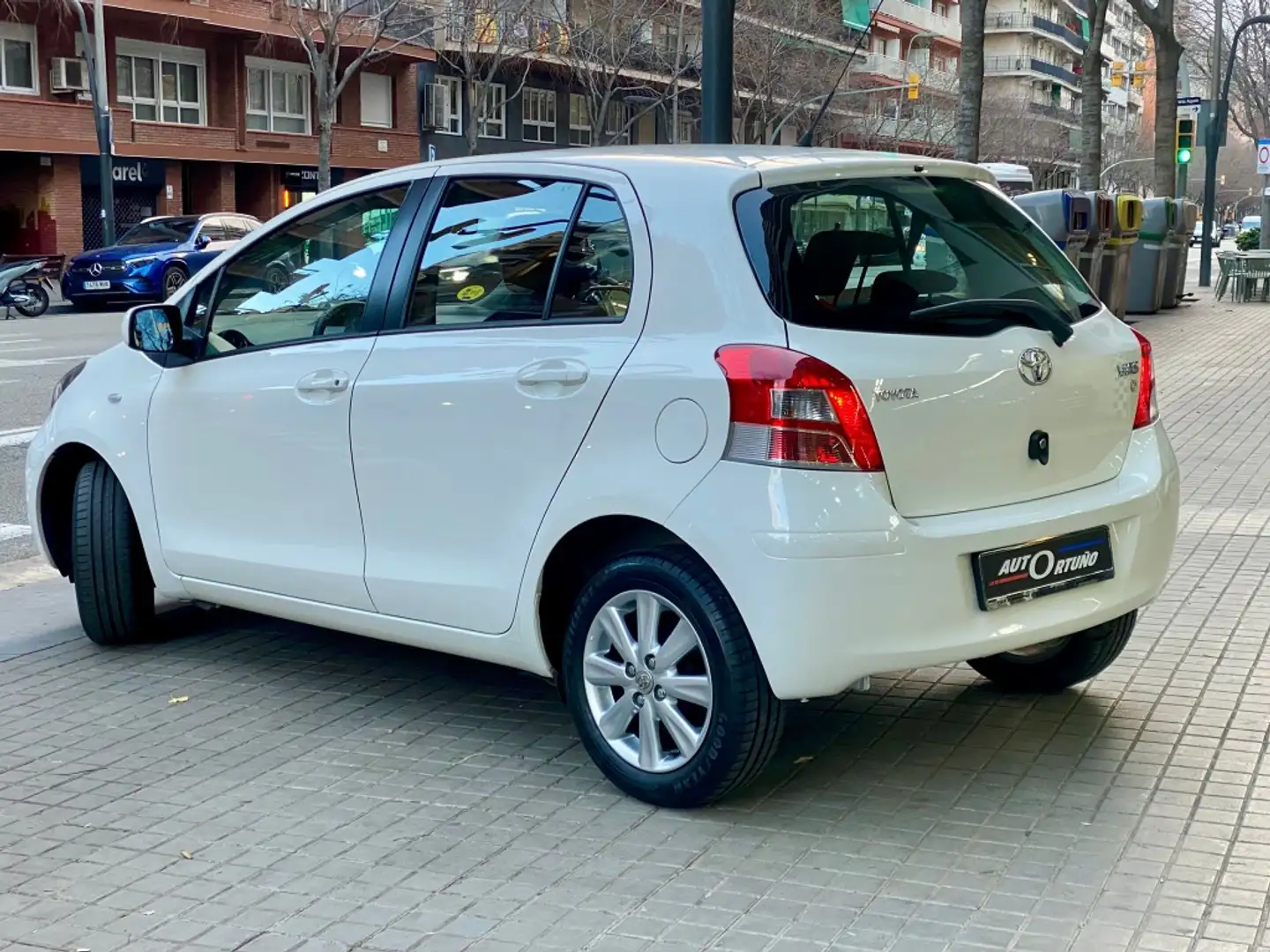 Toyota Yaris 1.4D-4D Active Weiß - 2