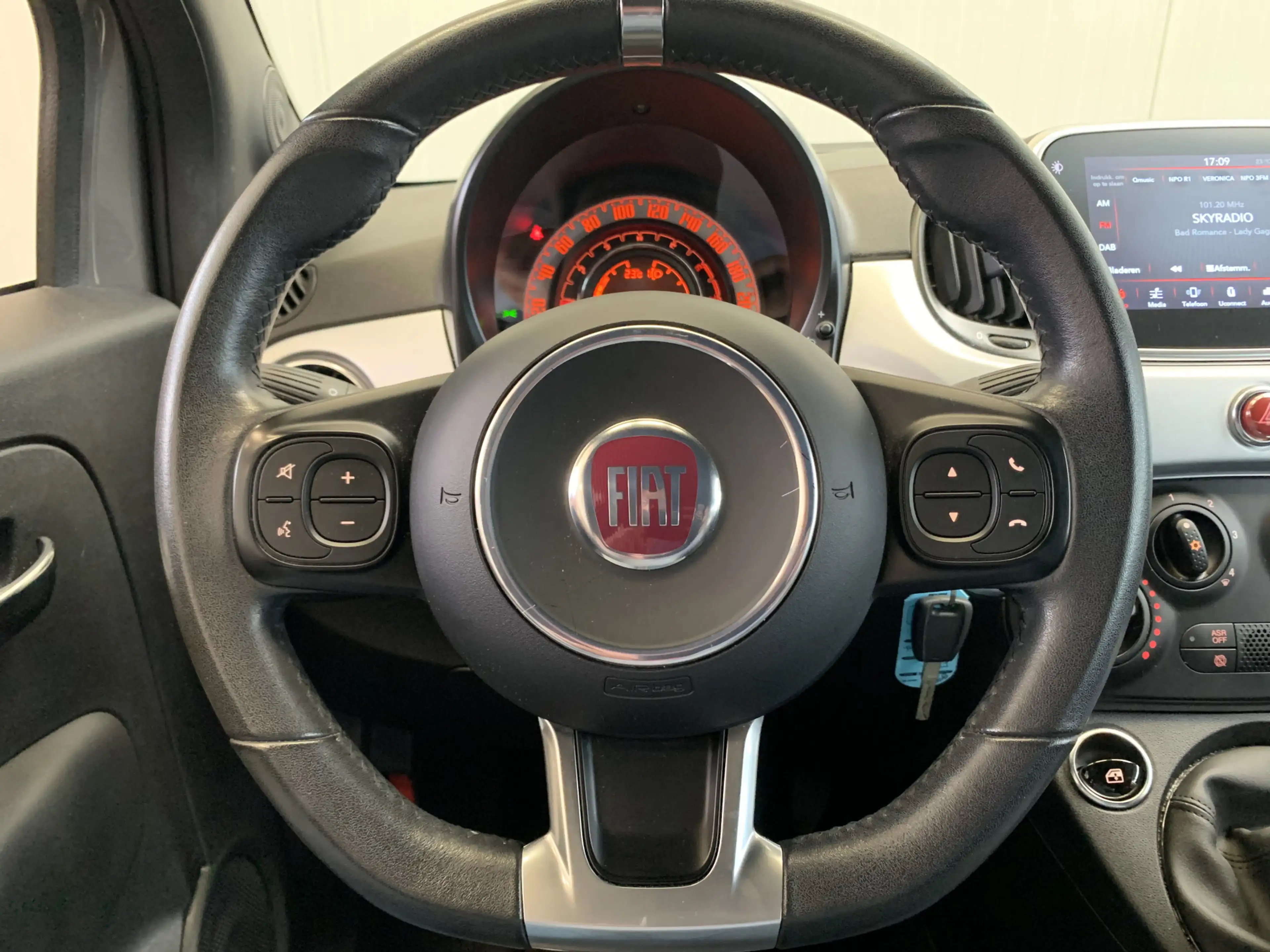 Fiat 500C 1.0 Hybrid Sport Cabriolet AIRCO-LEDER-NAVI by CAR — photo 25