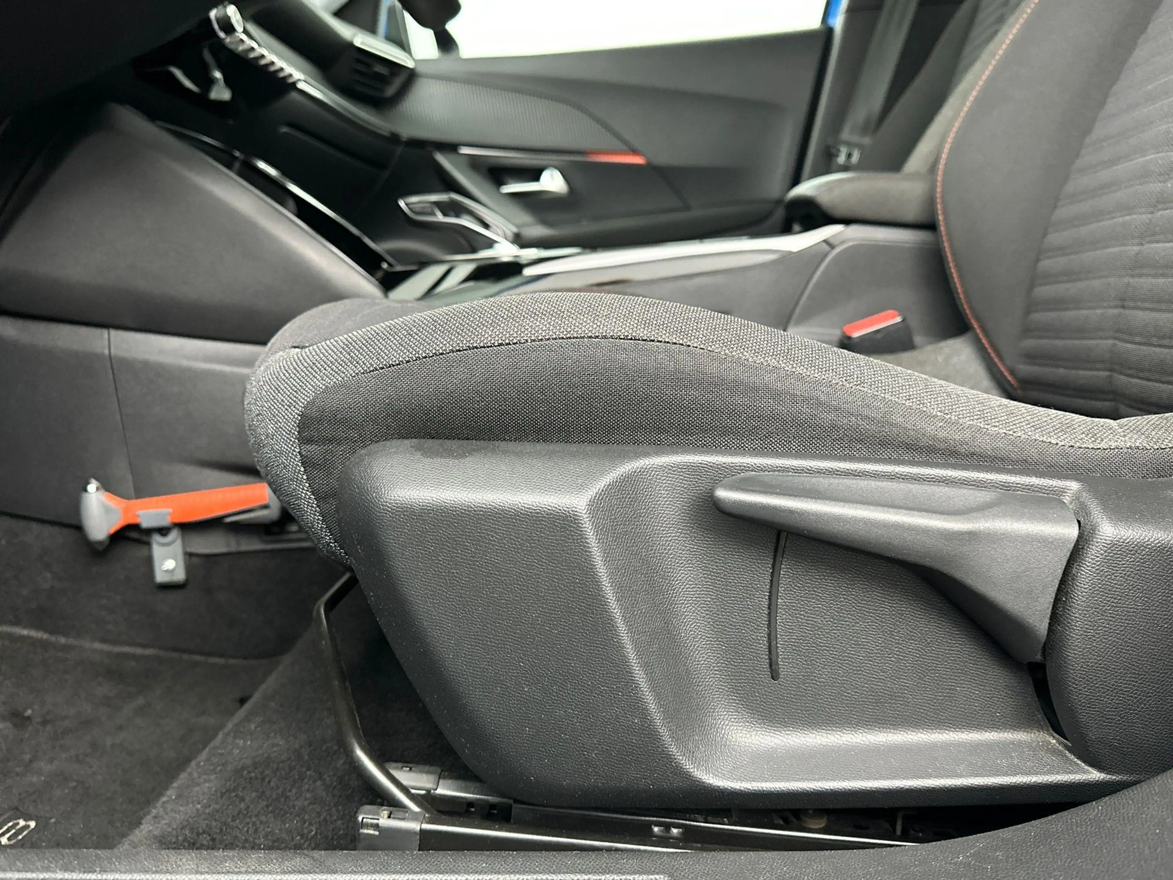 Peugeot e-2008 EV Active Pack 50 kWh | 1e-Eig. | 3-Fase 11kW | Le — photo 12