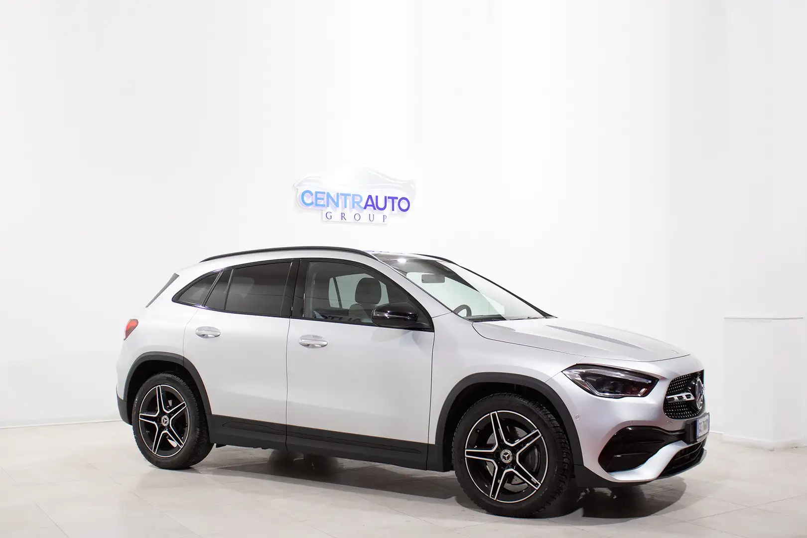 Mercedes-Benz GLA 180 180d Automatic PREMIUM *TETTO, PELLE, WIRELESS* Срібний - 2