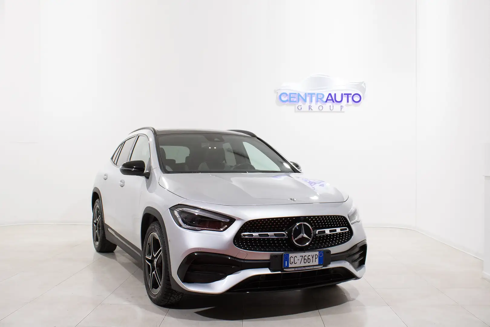 Mercedes-Benz GLA 180 180d Automatic PREMIUM *TETTO, PELLE, WIRELESS* Срібний - 1