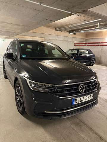 Imagine Volkswagen Tiguan Active-Top Zustand, Scheckheft, Garagenwagen