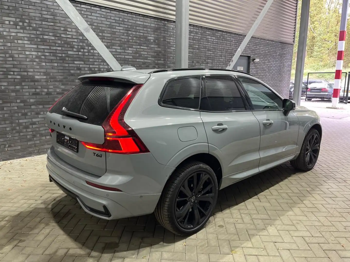 Volvo XC60 T6 Plug-in hybrid Plus Black Edition | VERWACHT | Gris - 2