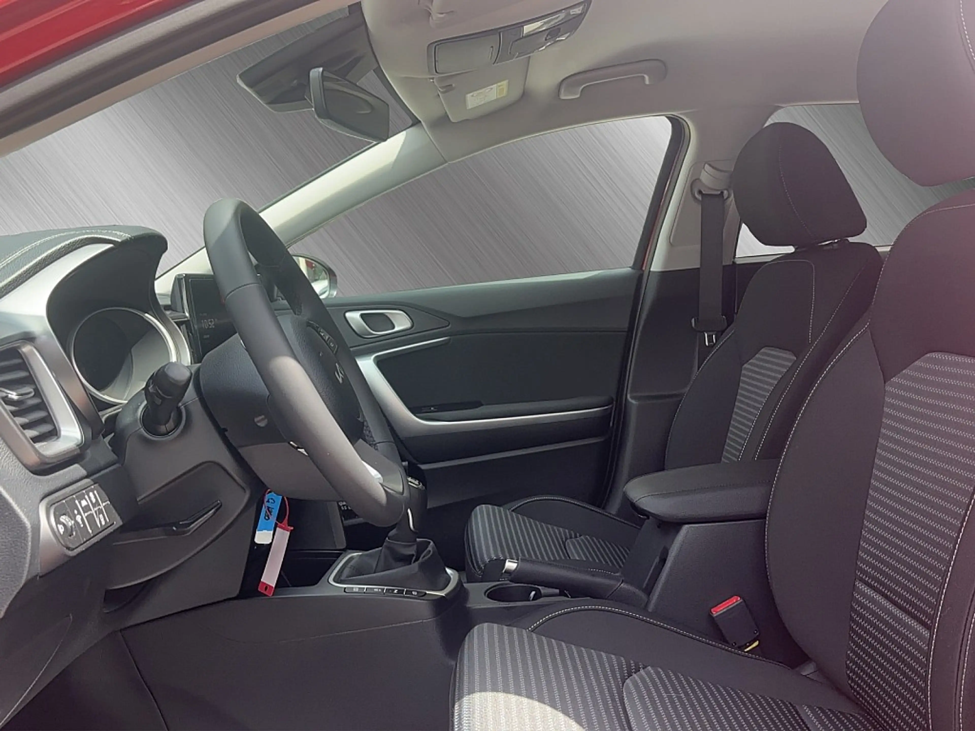 Kia Ceed / cee'd ceed 1,6 CRDi 48V Silber — photo 7