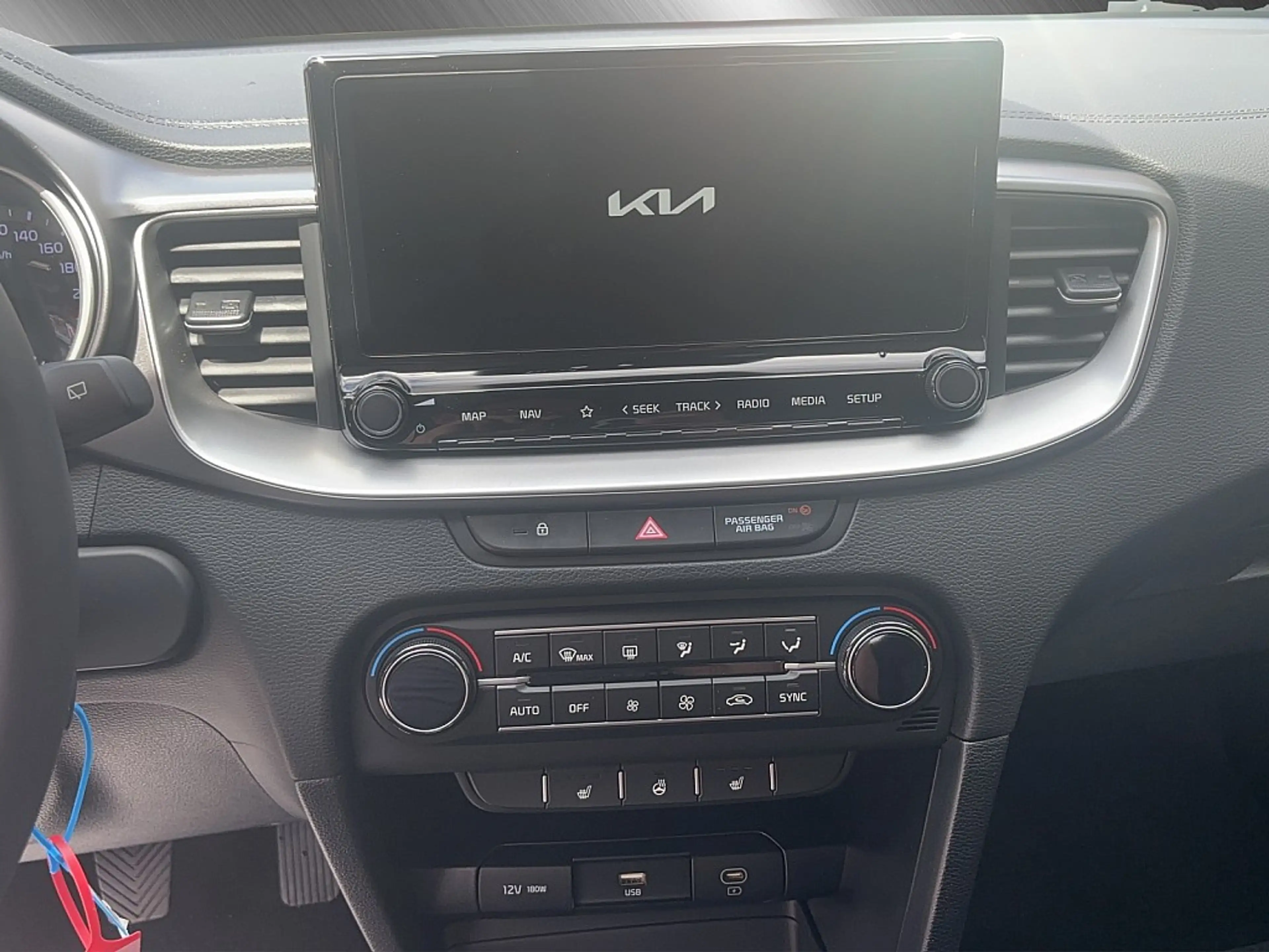 Kia Ceed / cee'd ceed 1,6 CRDi 48V Silber — photo 12