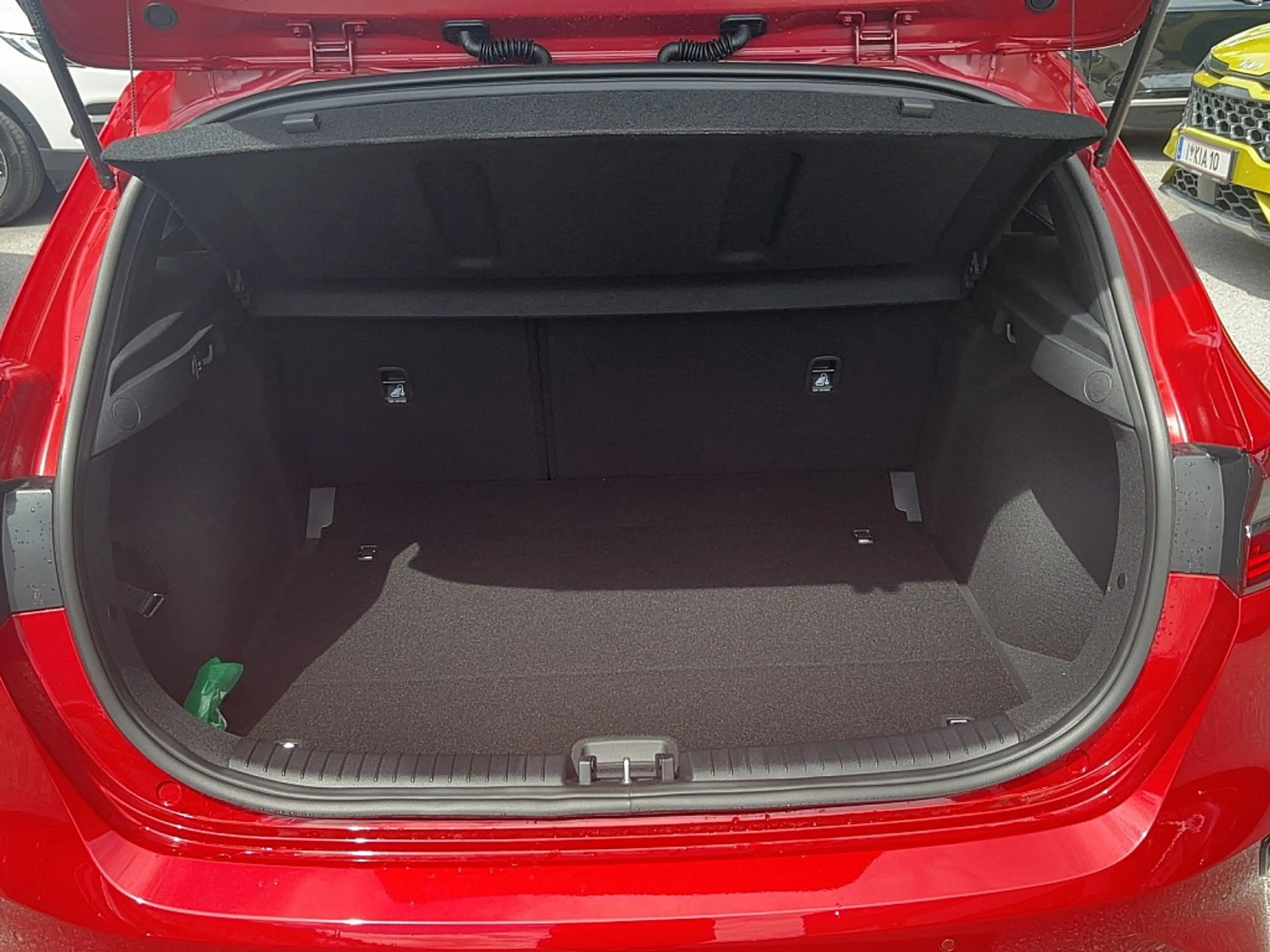 Kia Ceed / cee'd ceed 1,6 CRDi 48V Silber — photo 15