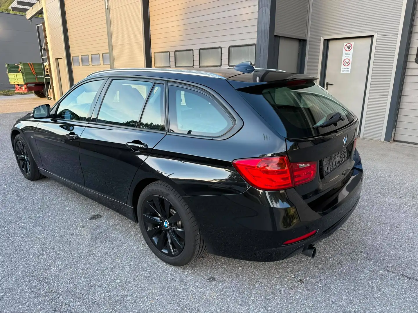 BMW 318 318d xDrive Touring Schwarz - 2