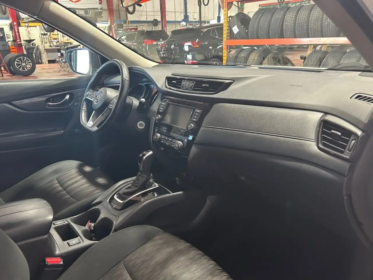 Nissan Rogue снимка Nissan Rogue