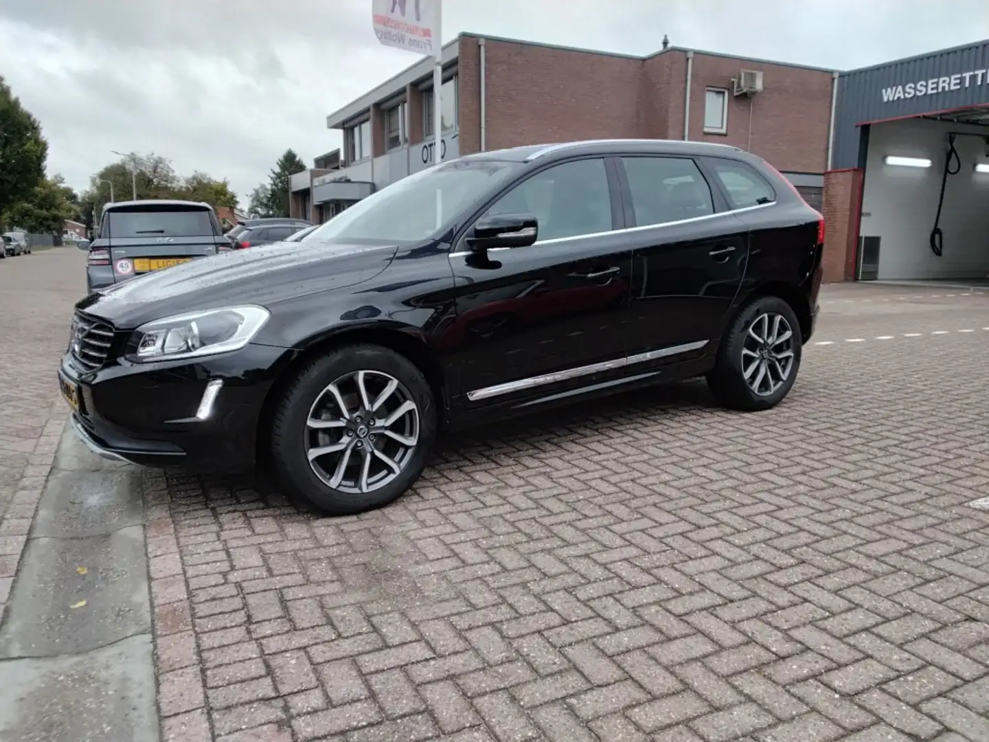 Volvo XC60 2.0 D4 FWD MOMENTUM / 98000 KM Noir - 2