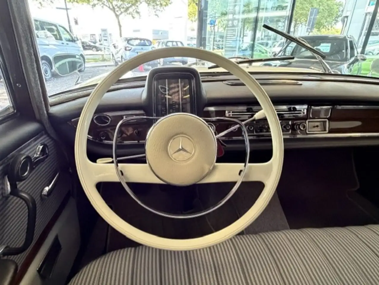 Mercedes-Benz 220 S Compleet Gerestaureerd in Nieuwstaat, foto 2