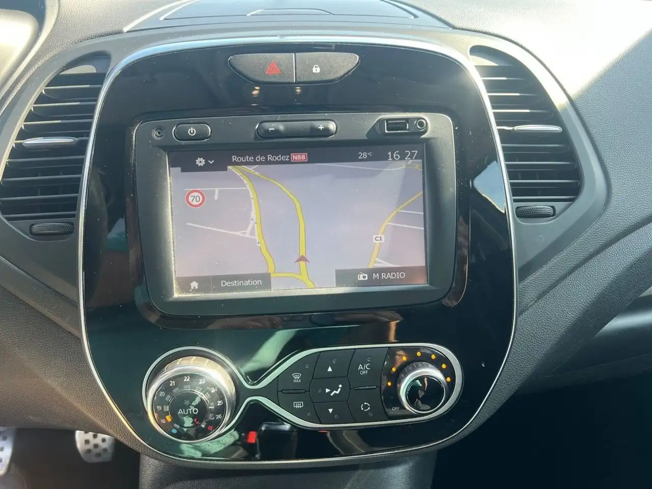 Renault Captur — photo 23