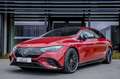 Mercedes-Benz EQE 43 AMG 4Matic EV / ZITKINEMATICA / APPLE CARPLAY / 360° / PARKEERASSISTENT / PANO DAK / KEYLESS GO / BURMESTER Rot - thumbnail 4