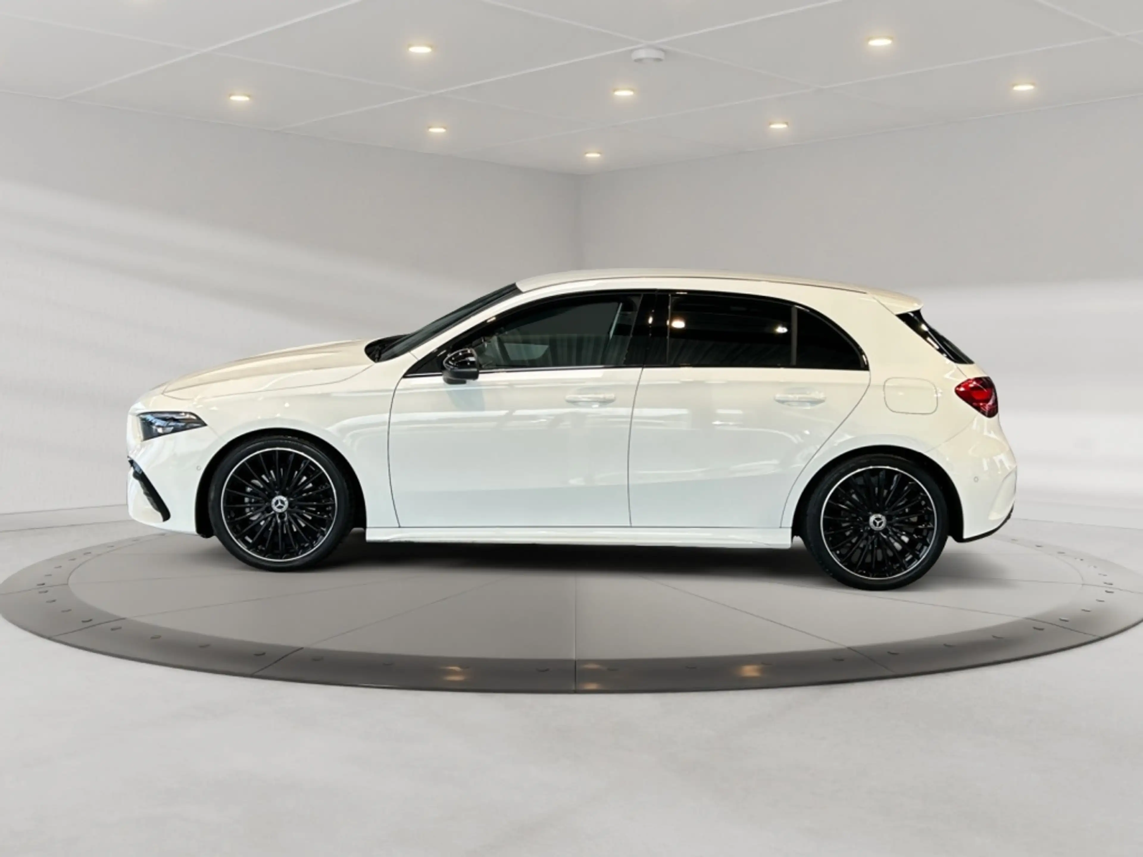 Mercedes-Benz A 200 AMG AMG+MBUX+MBeam+Night+Wide+Cam+LED+Navi — photo 5
