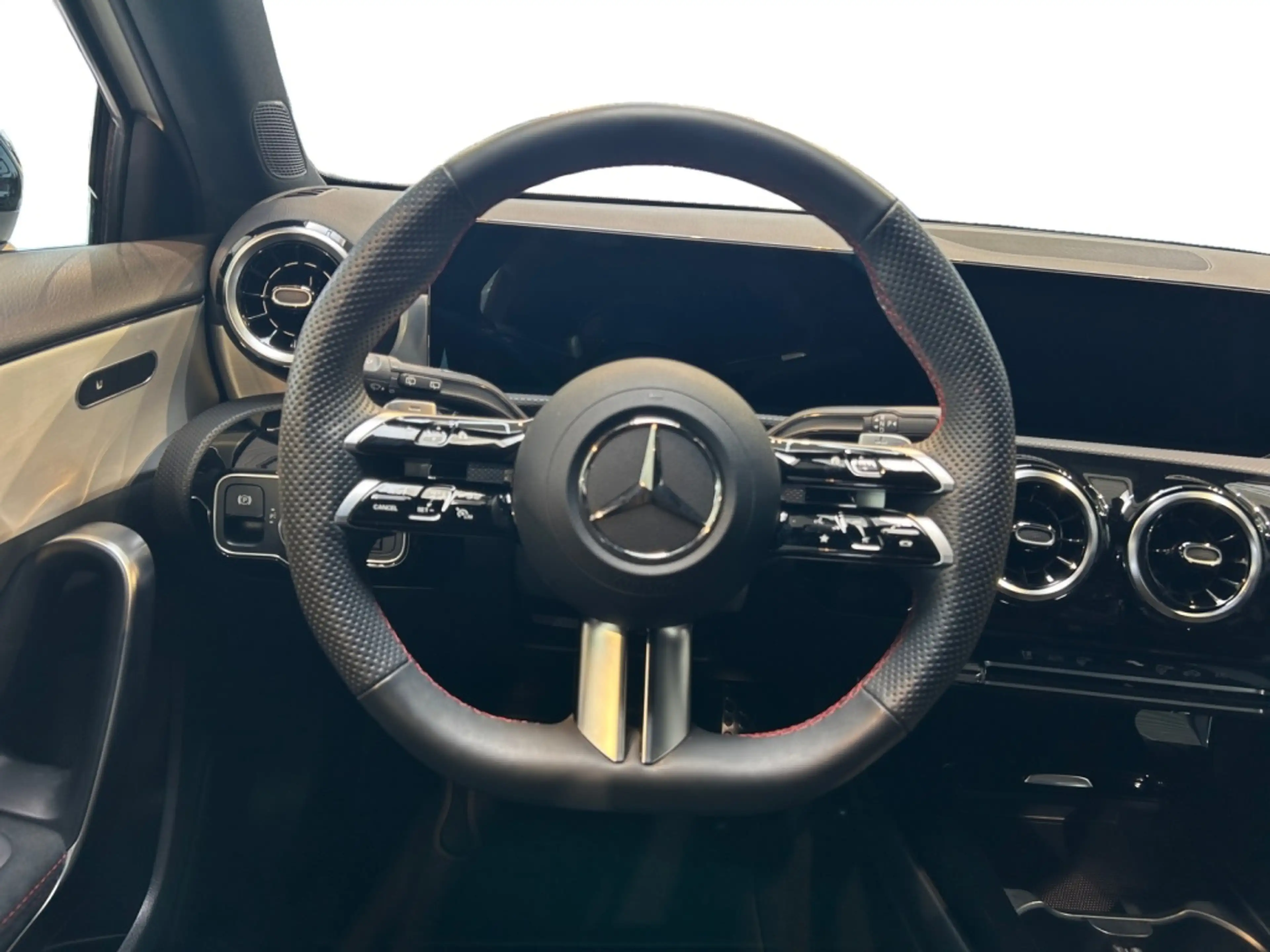 Mercedes-Benz A 200 AMG AMG+MBUX+MBeam+Night+Wide+Cam+LED+Navi — photo 13
