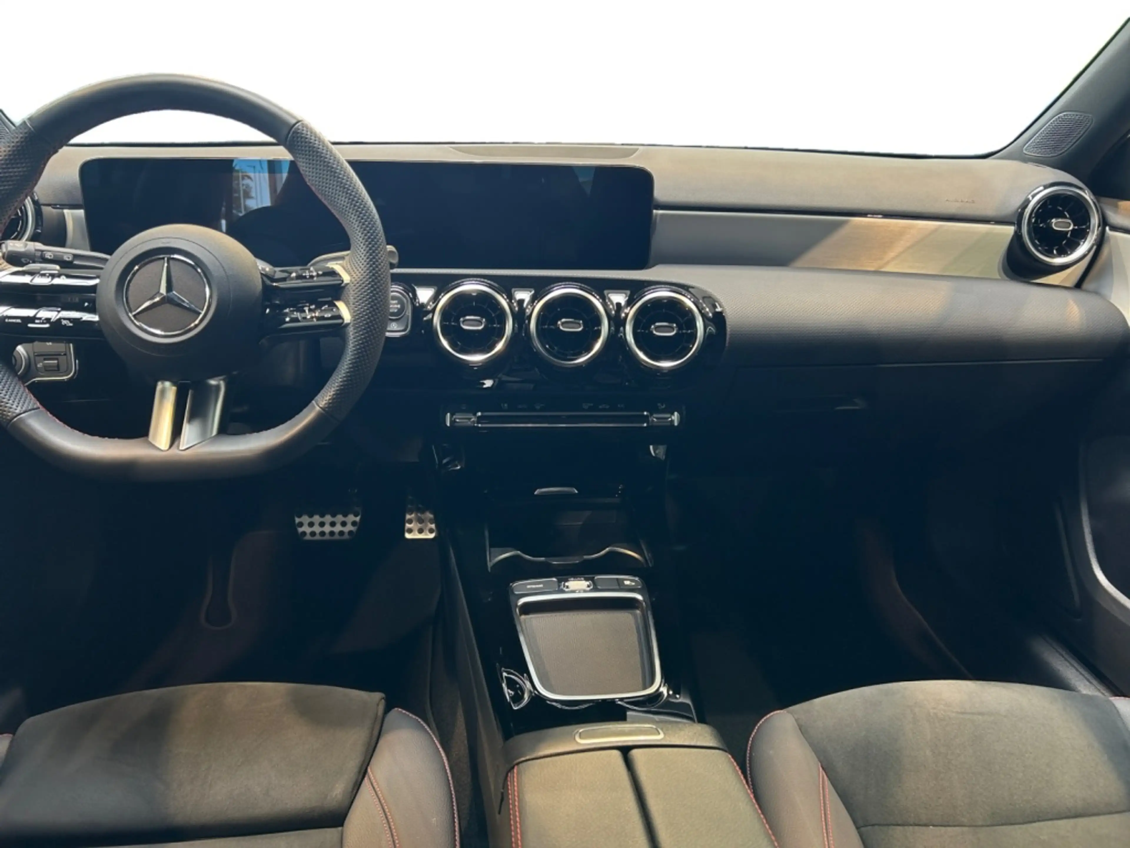 Mercedes-Benz A 200 AMG AMG+MBUX+MBeam+Night+Wide+Cam+LED+Navi — photo 12