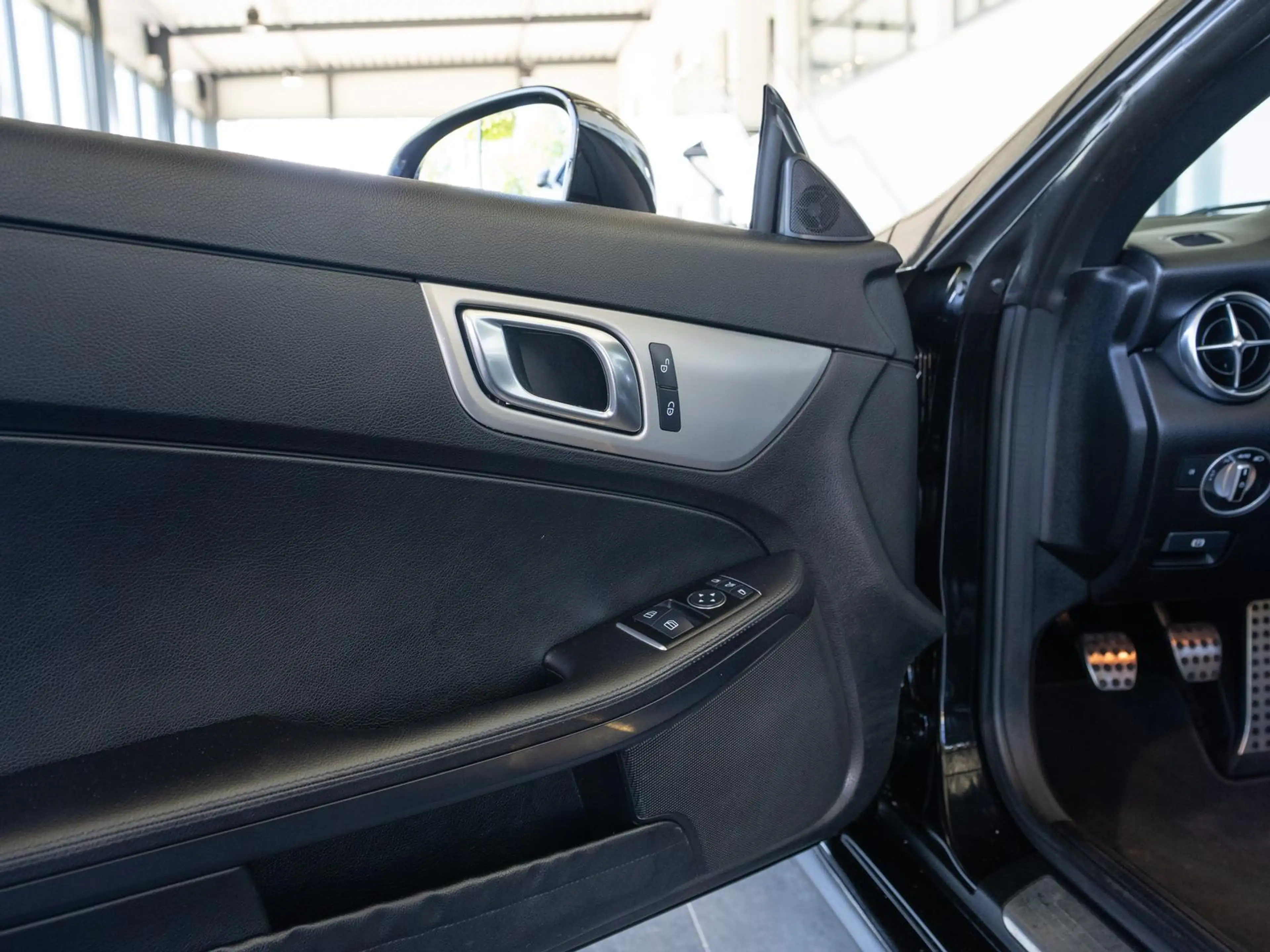 Mercedes-Benz SLK 200 *AMG*PANO*SCHECKHEFT*AIRSCARF*LEDER* — photo 11