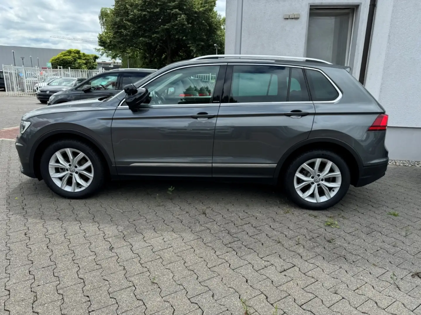 Volkswagen Tiguan IQ.DRIVE Start-Stopp 2.0 TDI AHK-klappbar Navi dig Gris - 2