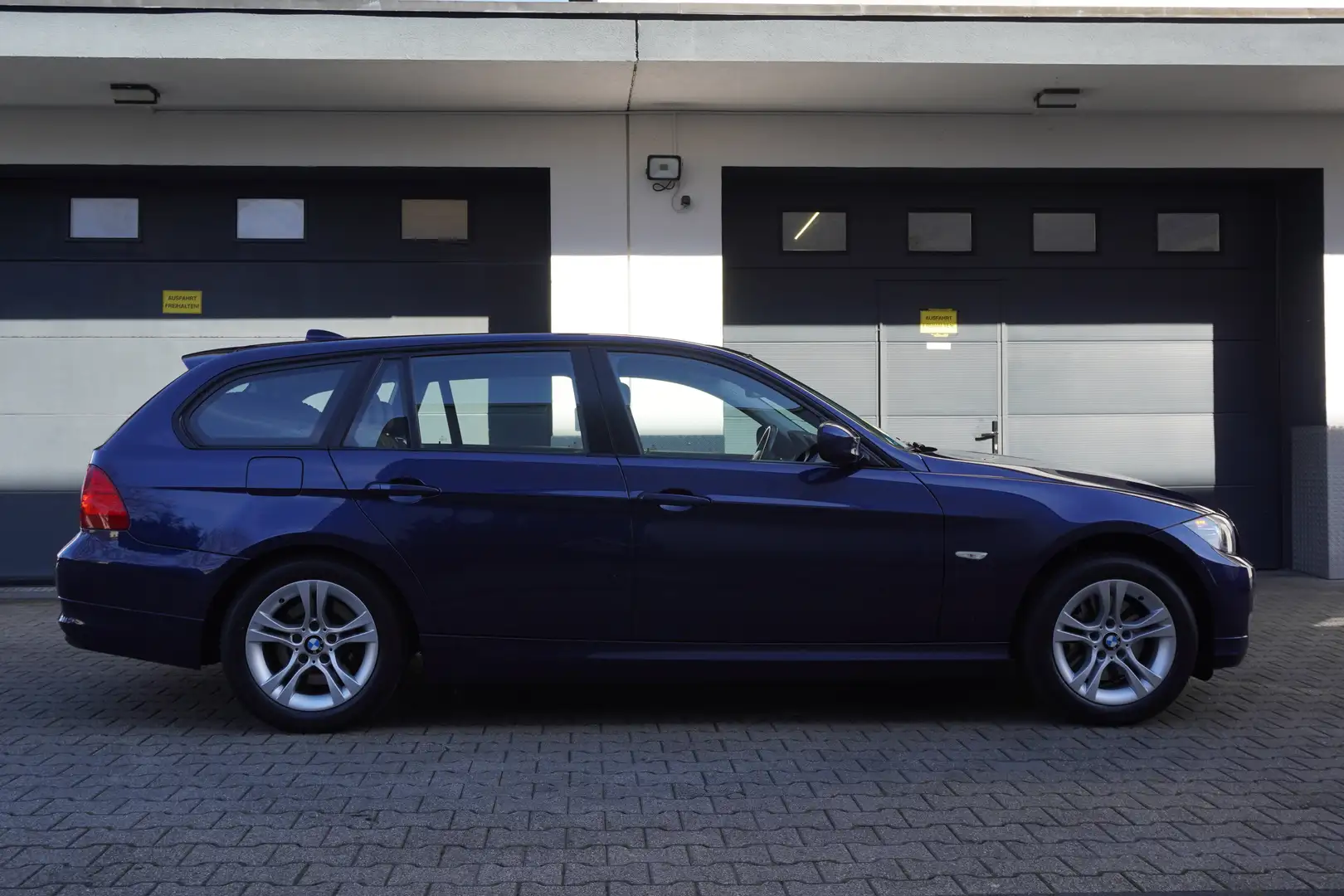 BMW 320 320d Touring xDrive Aut. KLIMA+NAVI+XENON+TEMPOMAT Blau - 2