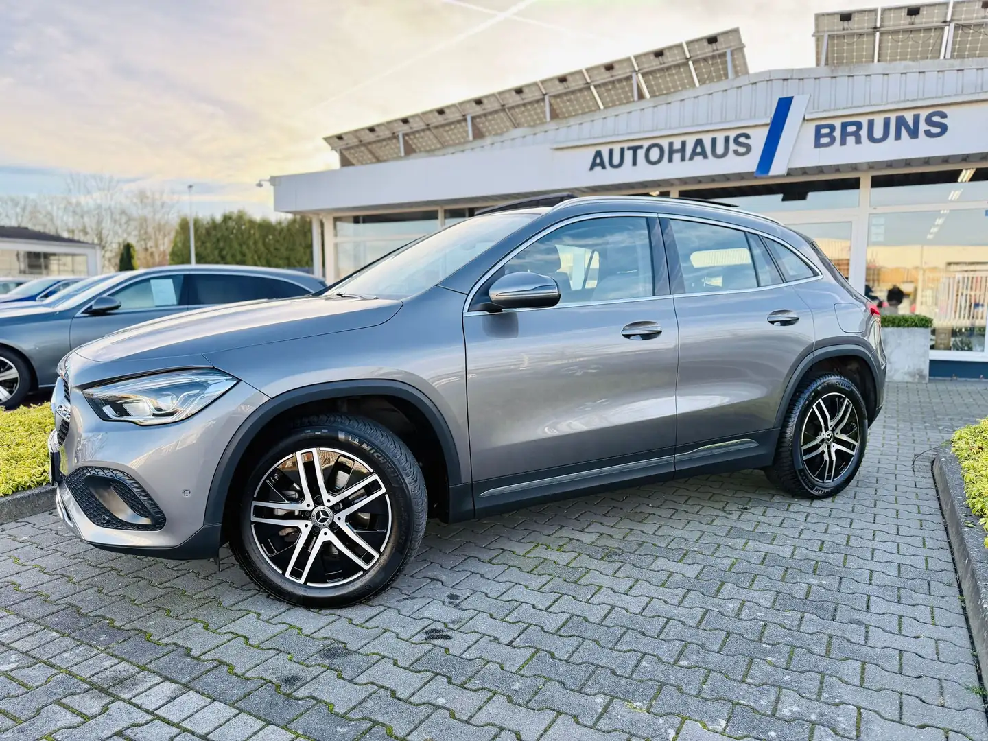Mercedes-Benz GLA 200 d PROGRESSIVE, AHK schw., Panodach, RFK, LED, SHZ, Grau - 2