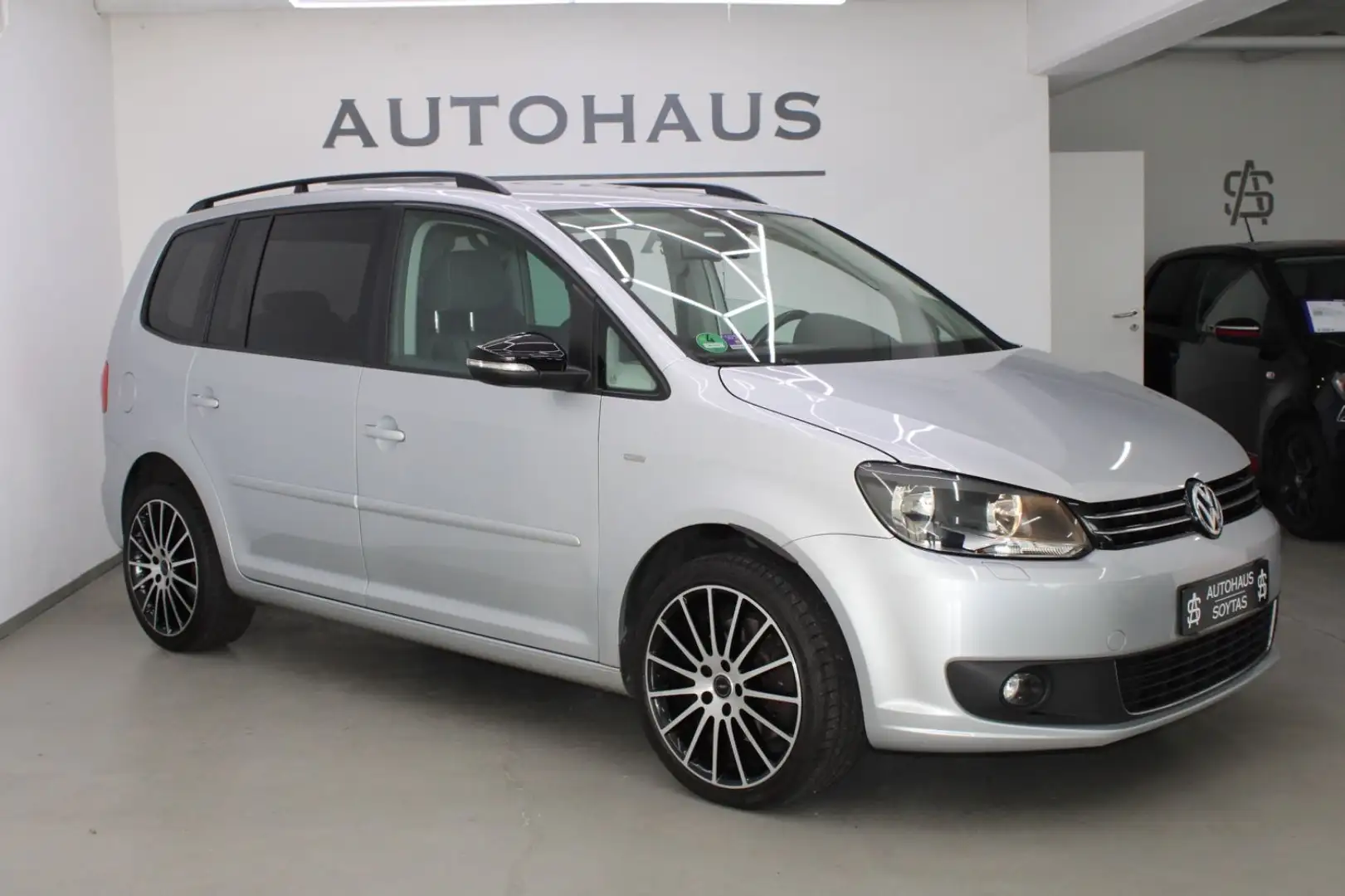 Volkswagen Touran Match BMT*DSG *NAVI *PDC *KLIMA *TEMPOMAT Plateado - 2