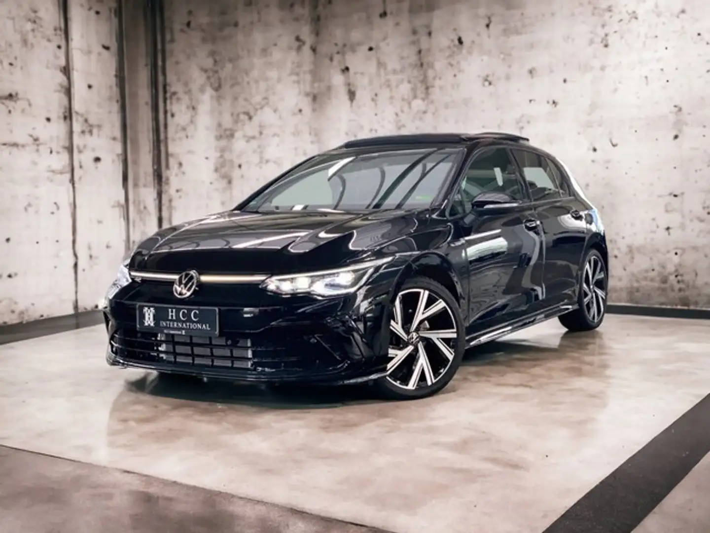 Volkswagen Golf VIII R-Line Standh. Panorama AHK VW Garantie Schwarz - 1