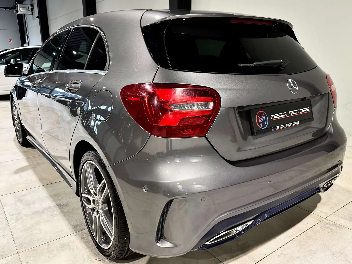 Mercedes-Benz A 220 d 177CV 4MATiC PACK AMG\ H\u0026K CAMERA CARPLAY KEYLES Gris - 2