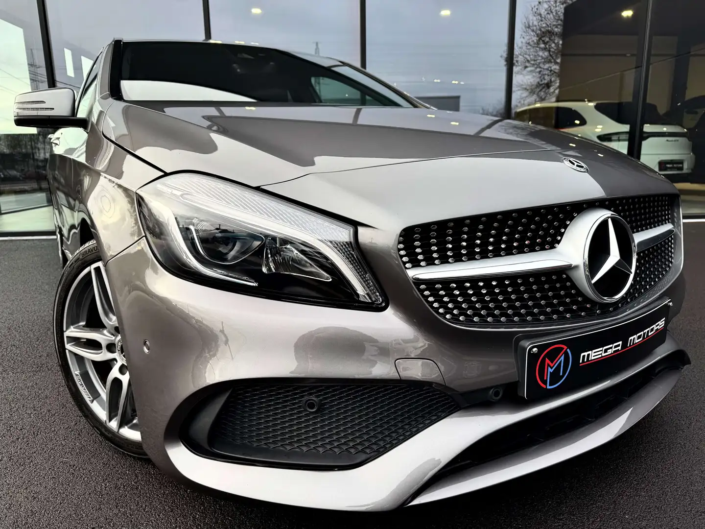 Mercedes-Benz A 220 d 177CV 4MATiC PACK AMG\ H\u0026K CAMERA CARPLAY KEYLES Gris - 1