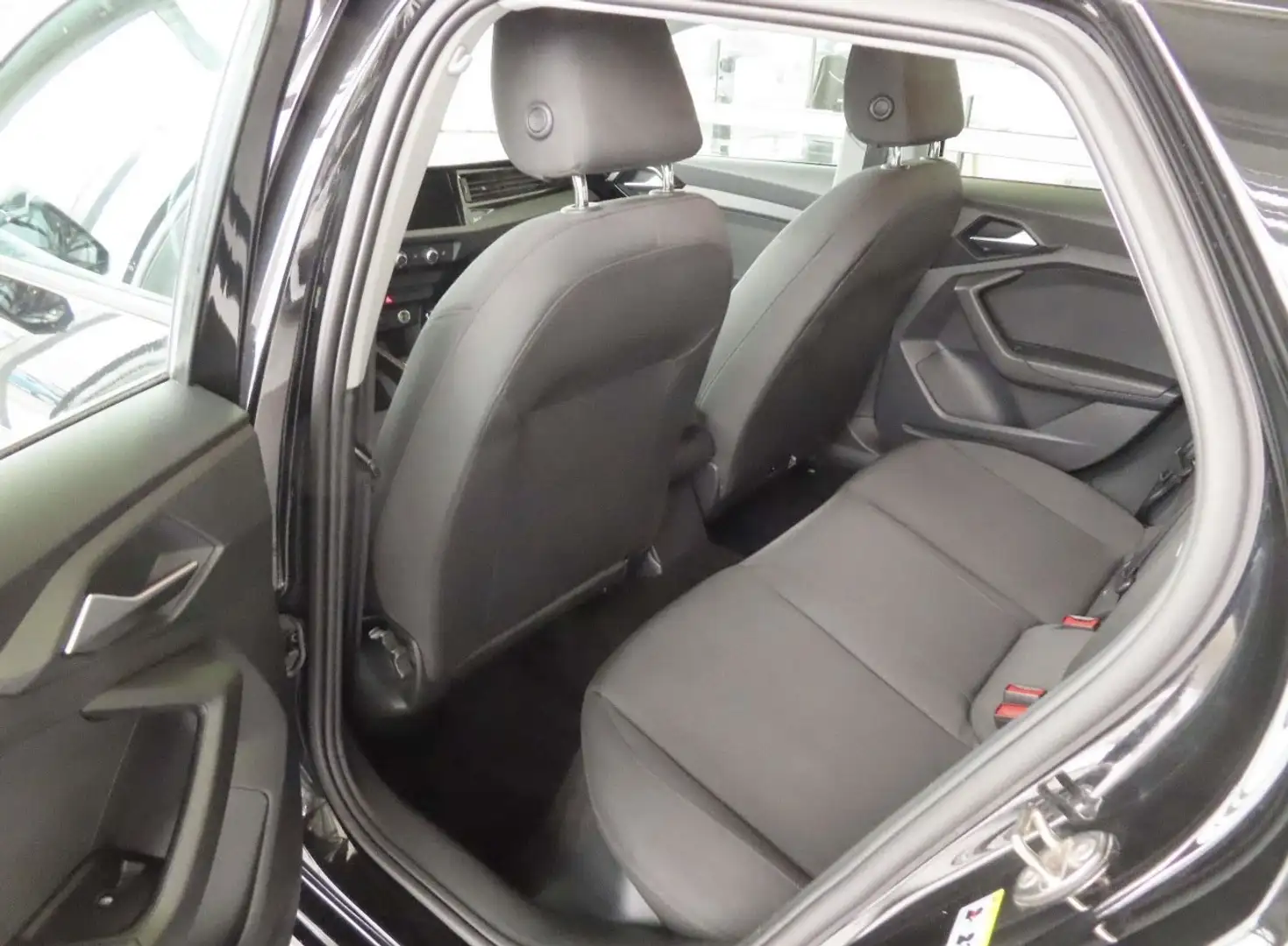 Audi A1 25 TFSI basis Schwarz - 2