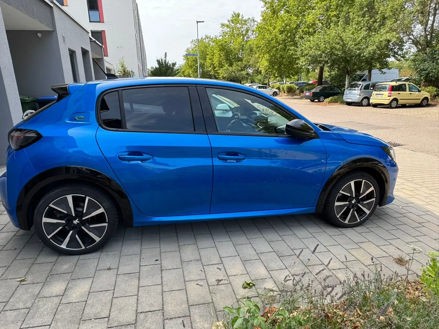 Peugeot e-208 136 GT-Line Blau - 2