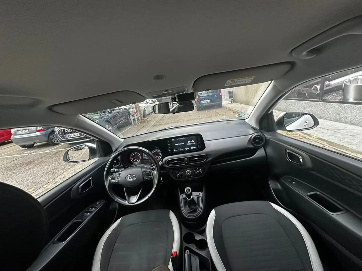 Hyundai i10 1.0 Klass AT Blanc - 2