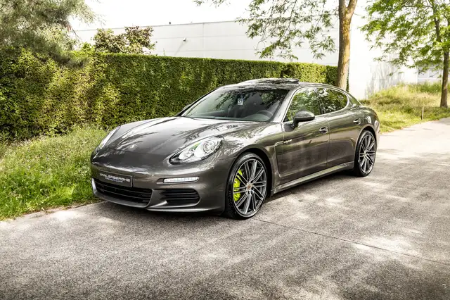 Porsche Panamera view 12