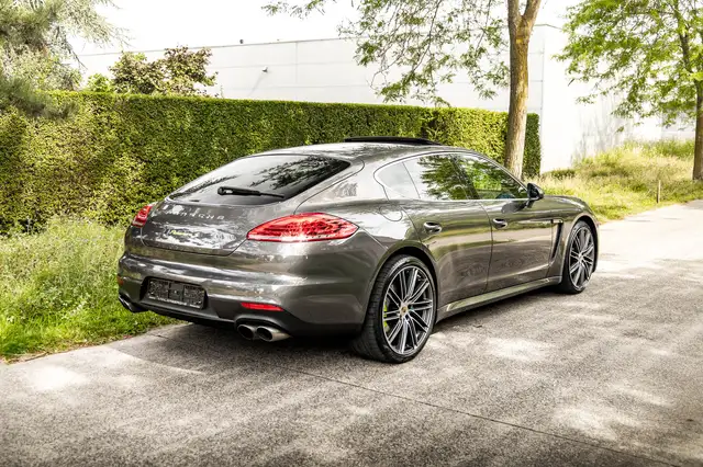 Porsche Panamera view 9