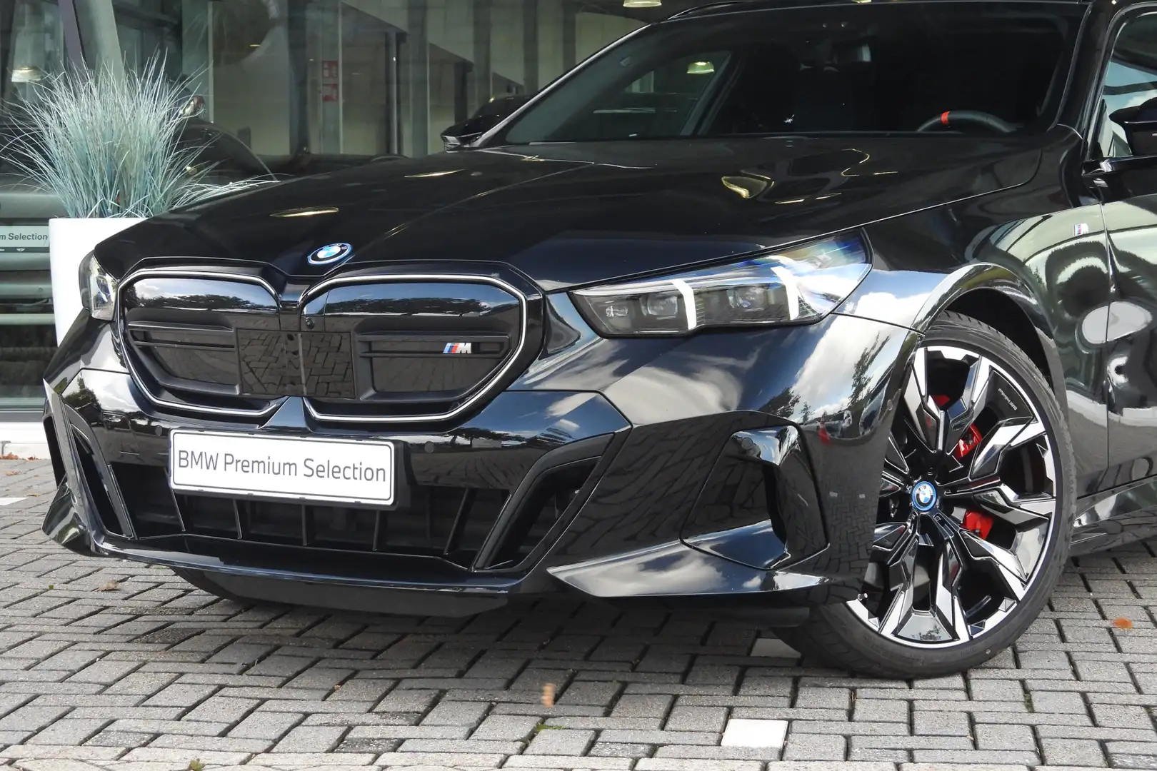 BMW i5 Touring M60 xDrive M Sport / Panoramadak / Adaptie Zwart - 2