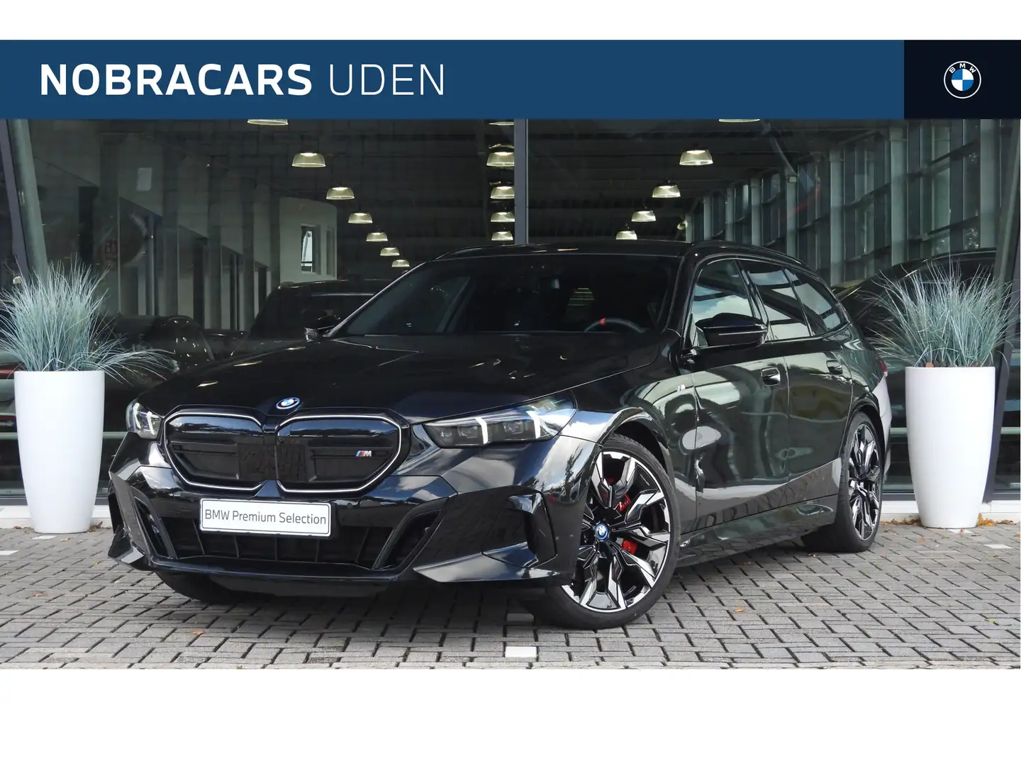 BMW i5 Touring M60 xDrive M Sport / Panoramadak / Adaptie Zwart - 1