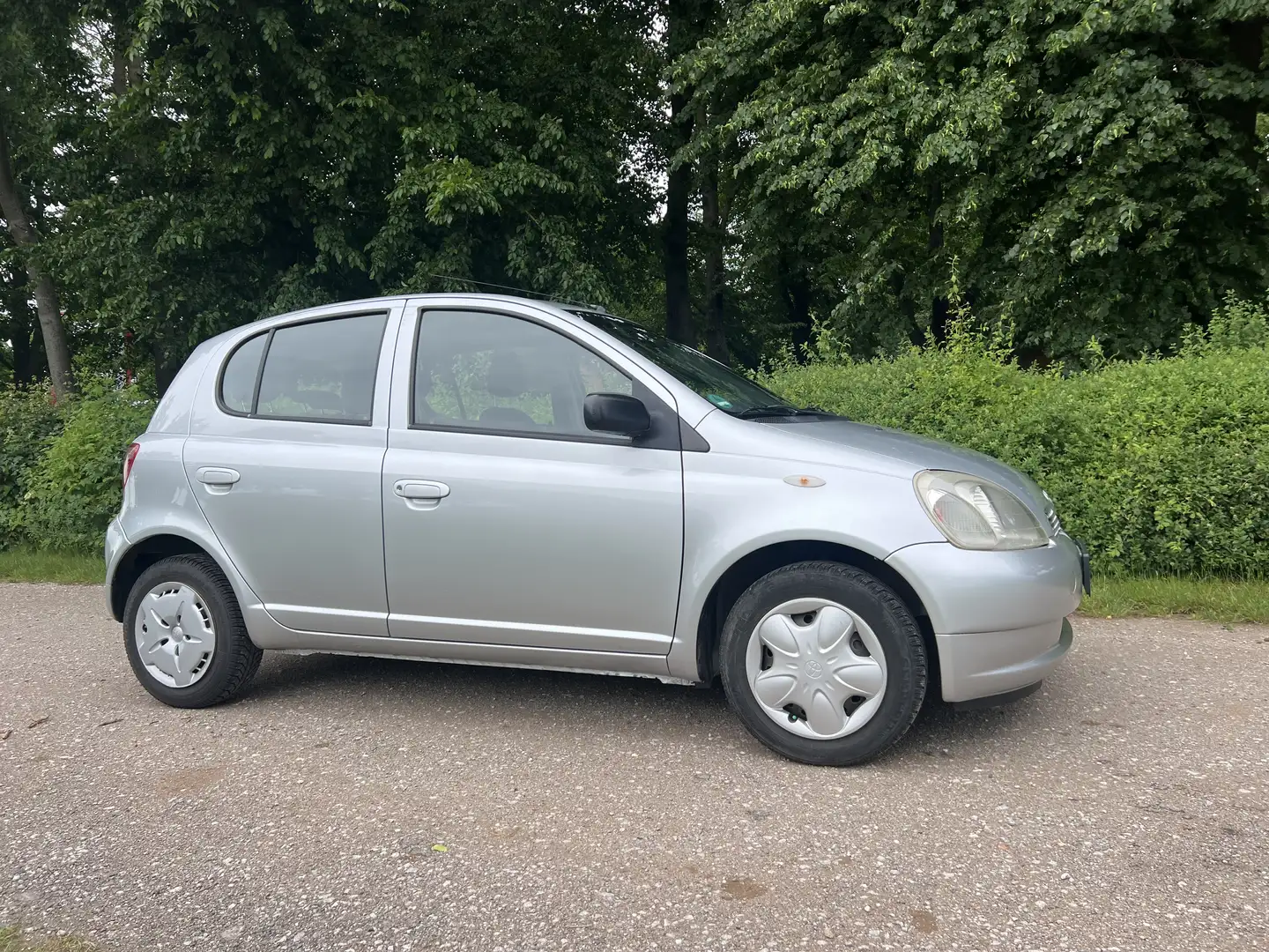 Toyota Yaris 1.3i mit Klima und Glasschiebedach aus 1. Hand Zilver - 1