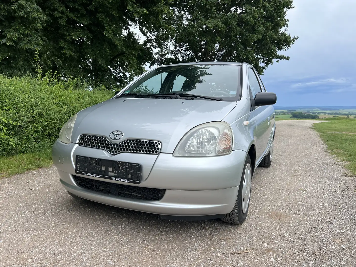 Toyota Yaris 1.3i mit Klima und Glasschiebedach aus 1. Hand Zilver - 2