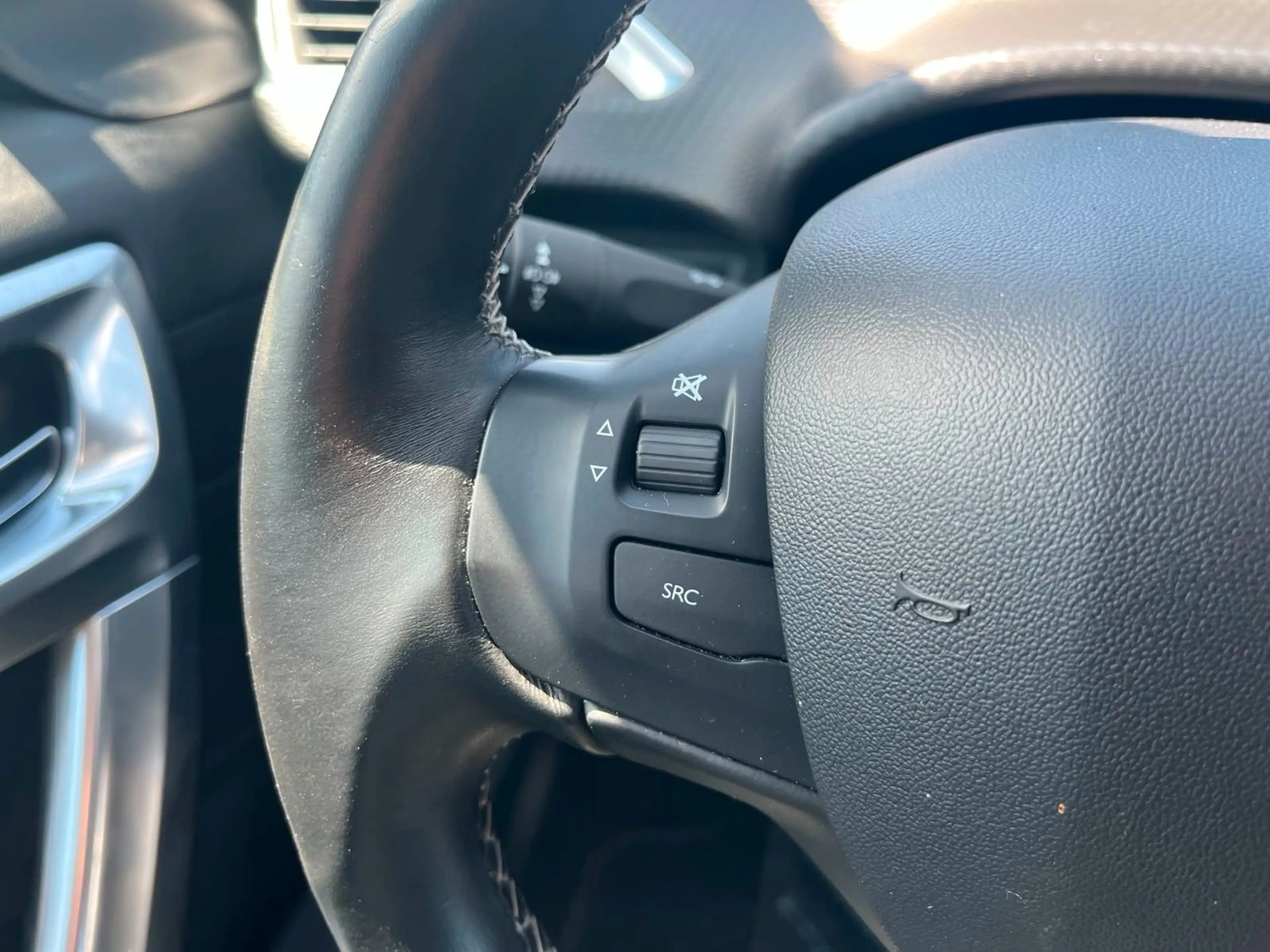 Peugeot 2008 Allure AUTOMATIK*LED*NAV*SHZ*TEMP*CAM — photo 12