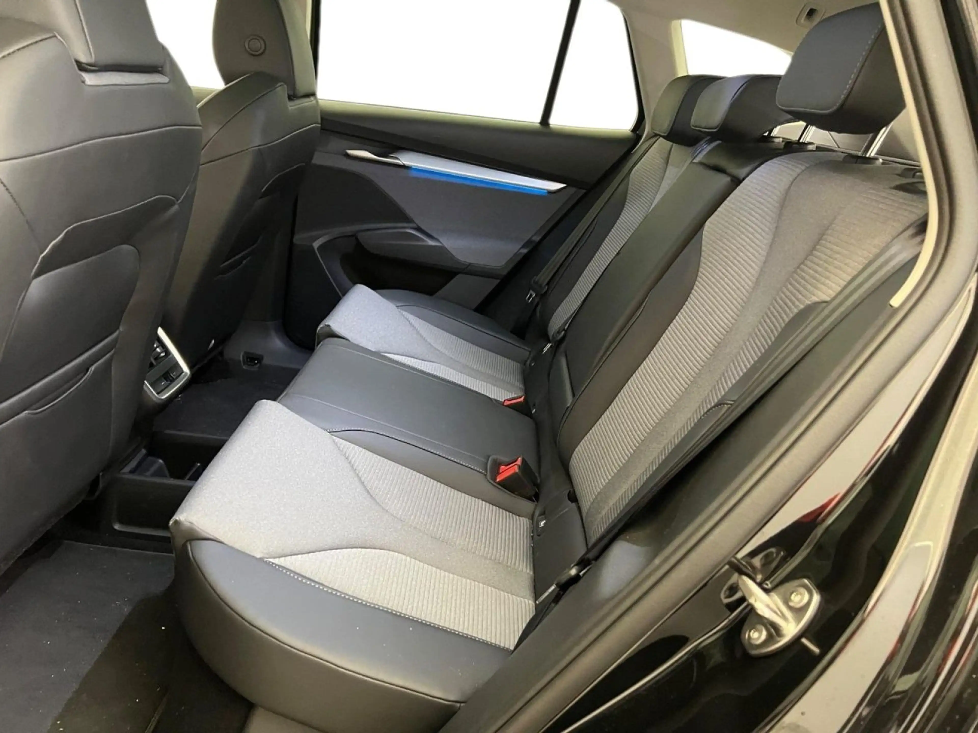 Skoda Enyaq 85 Wärmepumpe LED AHK Pano CAM ACC Sitzhzg — photo 7