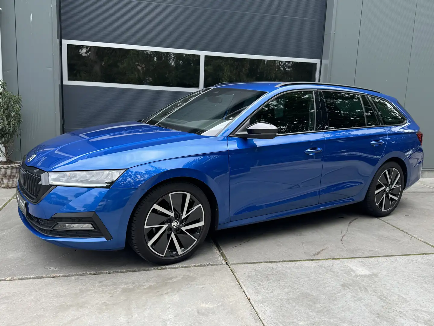 Skoda Octavia Combi 1.0 e-TSI 110PK DSG Sport Business LED Clima Blauw - 2