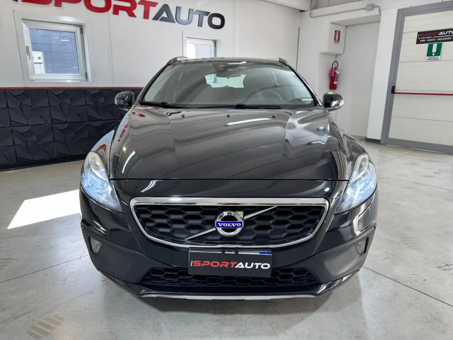 Volvo V40 Cross Country D2 Geartronic Schwarz - 2