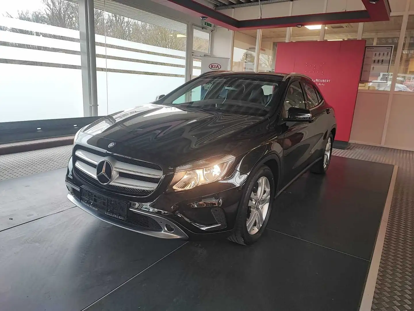 Mercedes-Benz GLA 220 CDI 4Matic 7G-DCT Urban*Navi*AHK* Zwart - 1