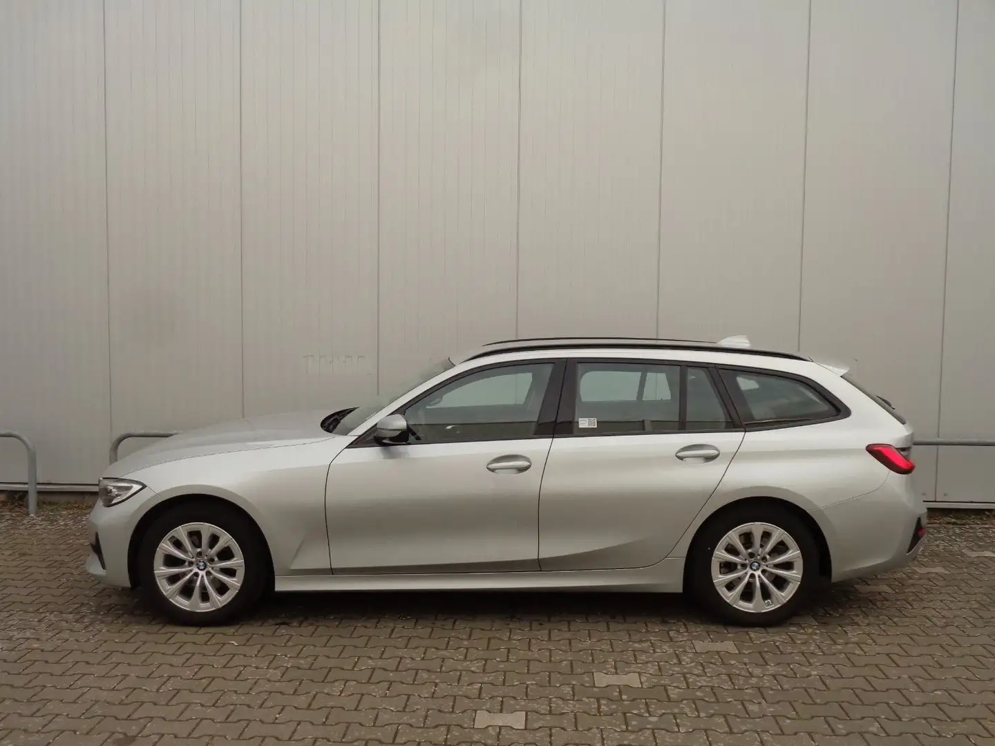 BMW 320 i Aut. Touring Advantage , Navi, AHK, LED Silver - 1