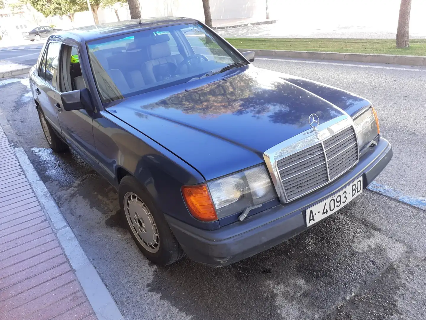 Mercedes-Benz 300 300E Blue - 1