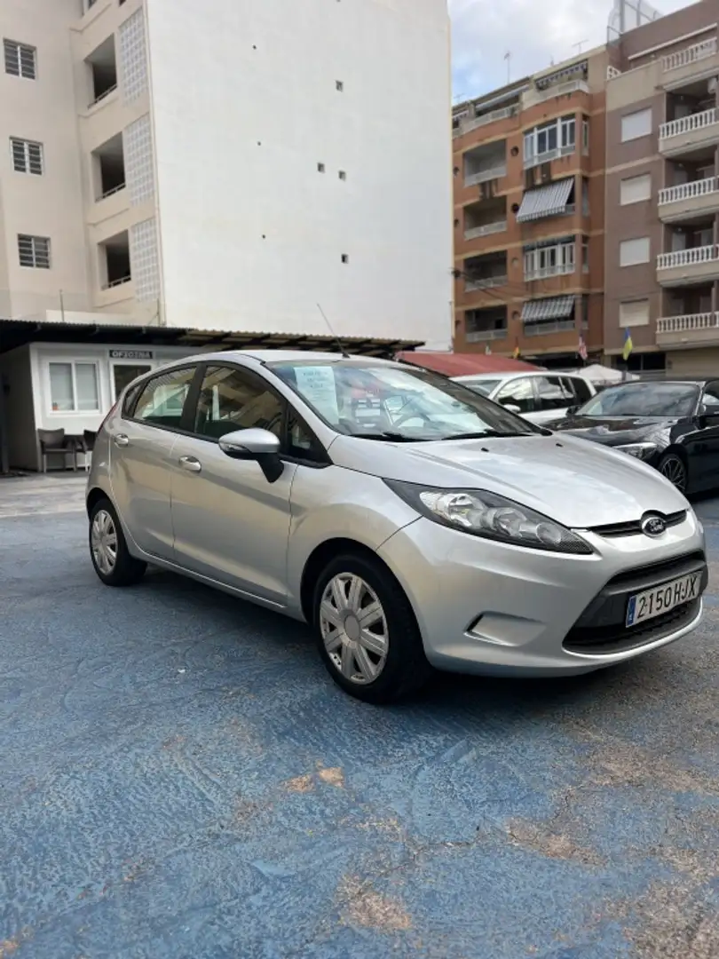Ford Fiesta 1.25 Trend Plateado - 2