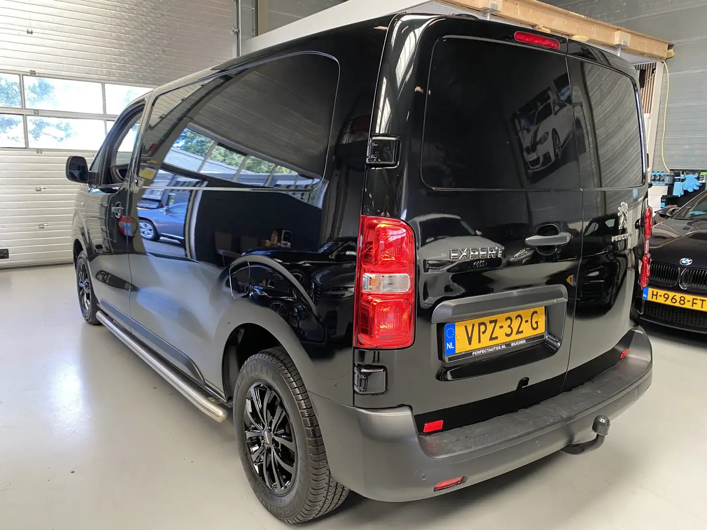Peugeot Expert 2.0 BlueHDI 180 Premium L2, Navi, Camera, 180pk, B Zwart - 2