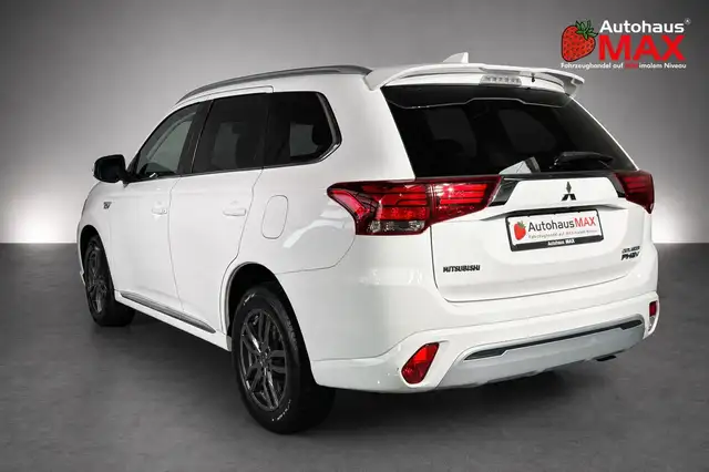Mitsubishi Outlander view 3
