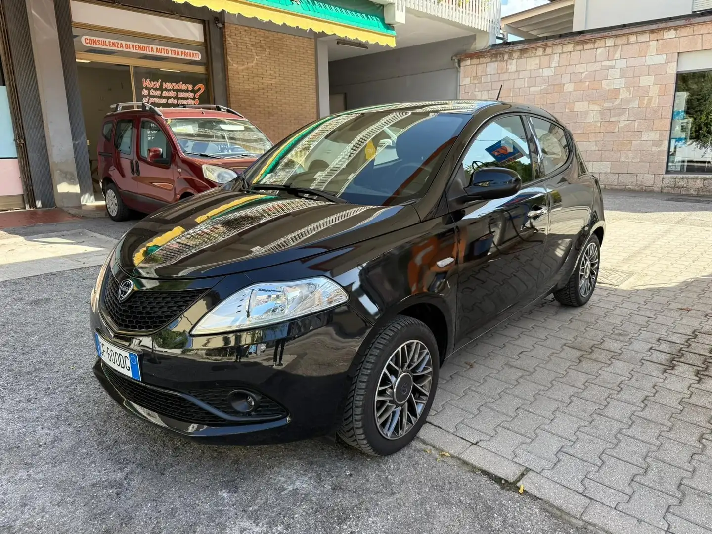 Lancia Ypsilon 1.0 hybrid Platinum s&s 69cv my19 - 1