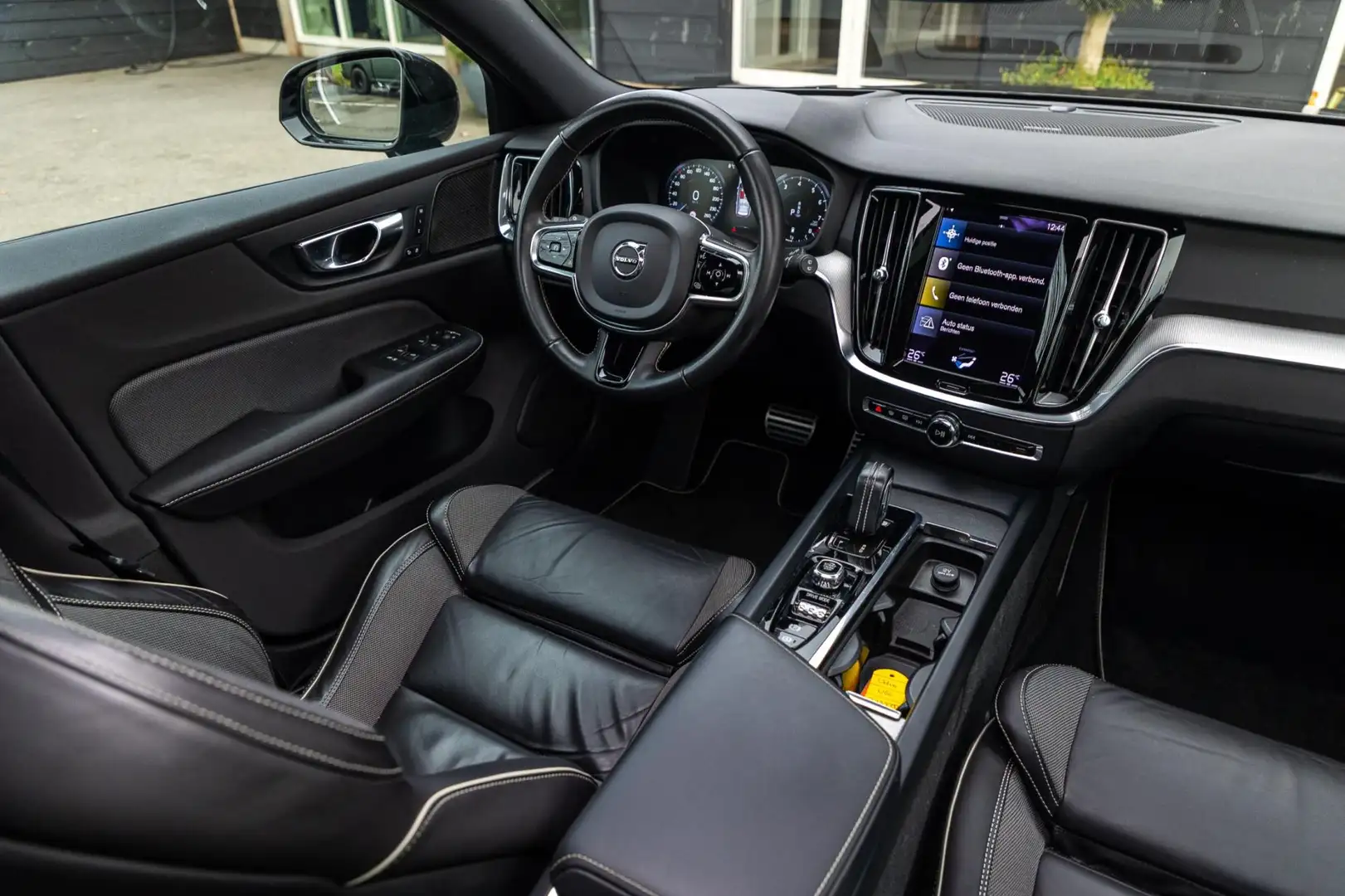 Volvo V60 2.0 B3 R-Design Automaat I Adaptieve Cruise I Pano Grau - 2